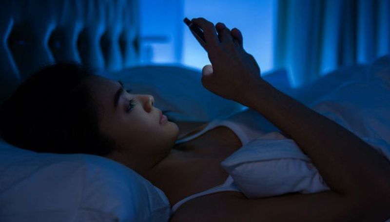 study says that girls who sleep late at night gain more weight