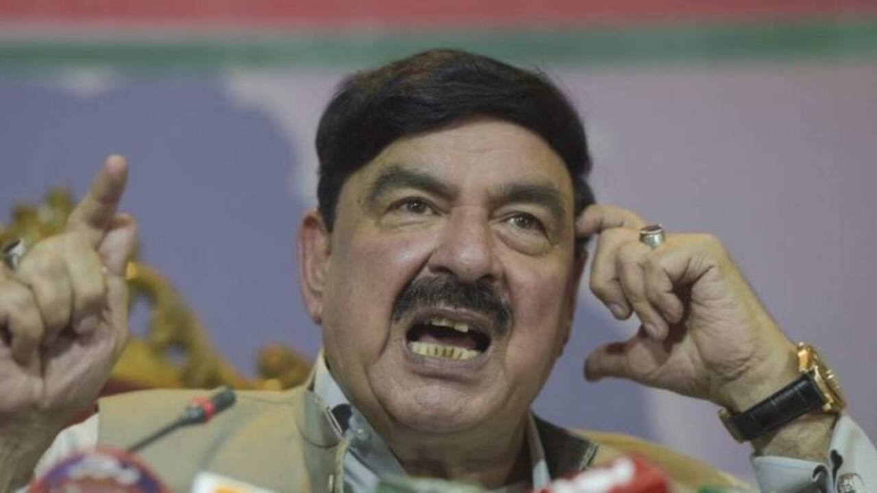 फिर बिल से बाहर निकले अंडे और लात घूसे खाने वाले इमरान के बयानवीर मंत्री शेख रशीद, दी परमाणु हमले की धमकी