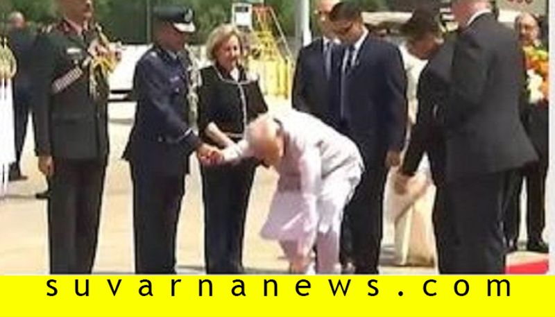 PM  Modi Picks Fallen Flowers In Houston Airport Wins  Hearts