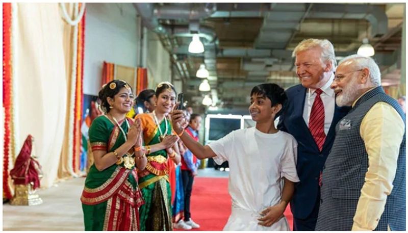 viral video of boy taking selfie with modi and trump