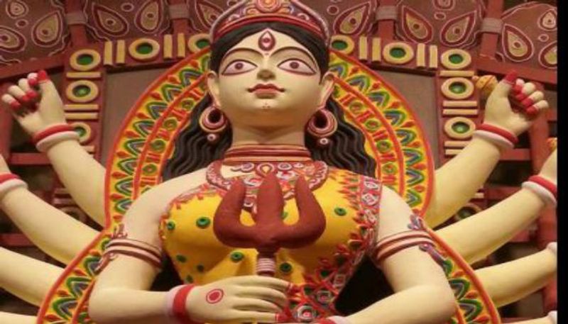 দুর্যোগের ভ্রুকুটি উপেক্ষা করেই অষ্টমীতে জনজোয়ার, শহর থেকে মফস্বল প্যান্ডেলে-প্যান্ডেলে উপচে পড়া ভিড়