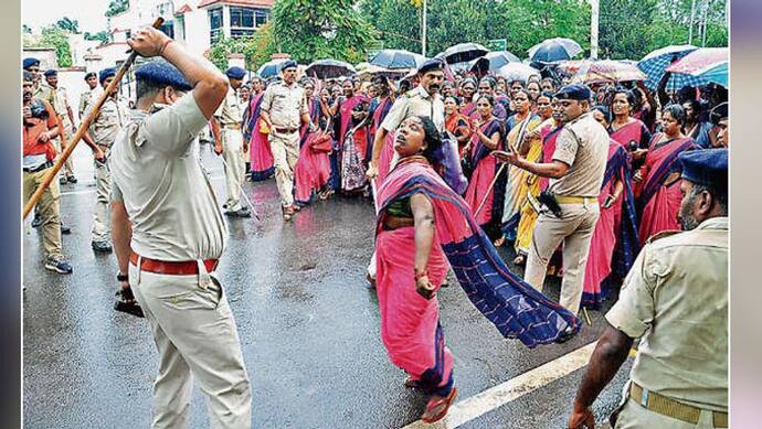 लोकतांत्रिक देश की एक तस्वीर यह भी, पुलिस डंडा फटकारती रही, सीना तानकर खड़ी रही मर्दानी