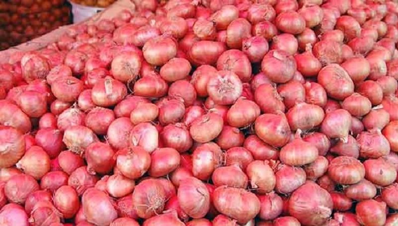 Customers Faces Problmes due to  Fluctuation of Onion Price grg