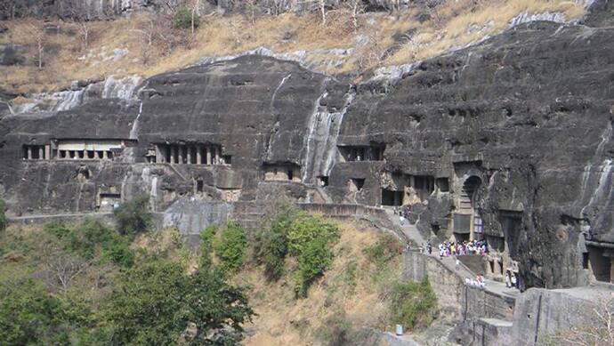 सरकार की छोटी सी लापरवाही पड़ी महंगी, आधे रास्ते से लौटकर जा रहे अजंता गुफाओं के पर्यटक