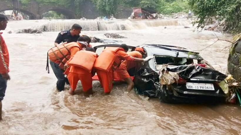 पुणे में आसमान से आई मौत की बारिश में 12 लोगों की मौत, 500 लोगों को किया रेस्क्यू