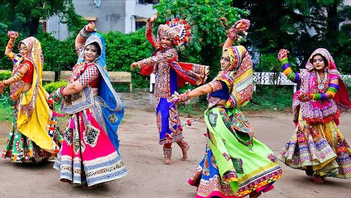 नवरात्रि: गरबा खेलते समय राशि अनुसार हो कपड़े और डांडिए तो पूरी हो सकती है हर मनोकामना