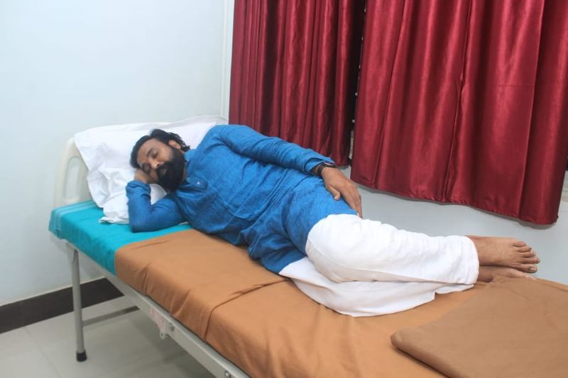 karnataka health-minister-b-sriramulu-stays-at-district-hospital-in-Kodagu Madikeri