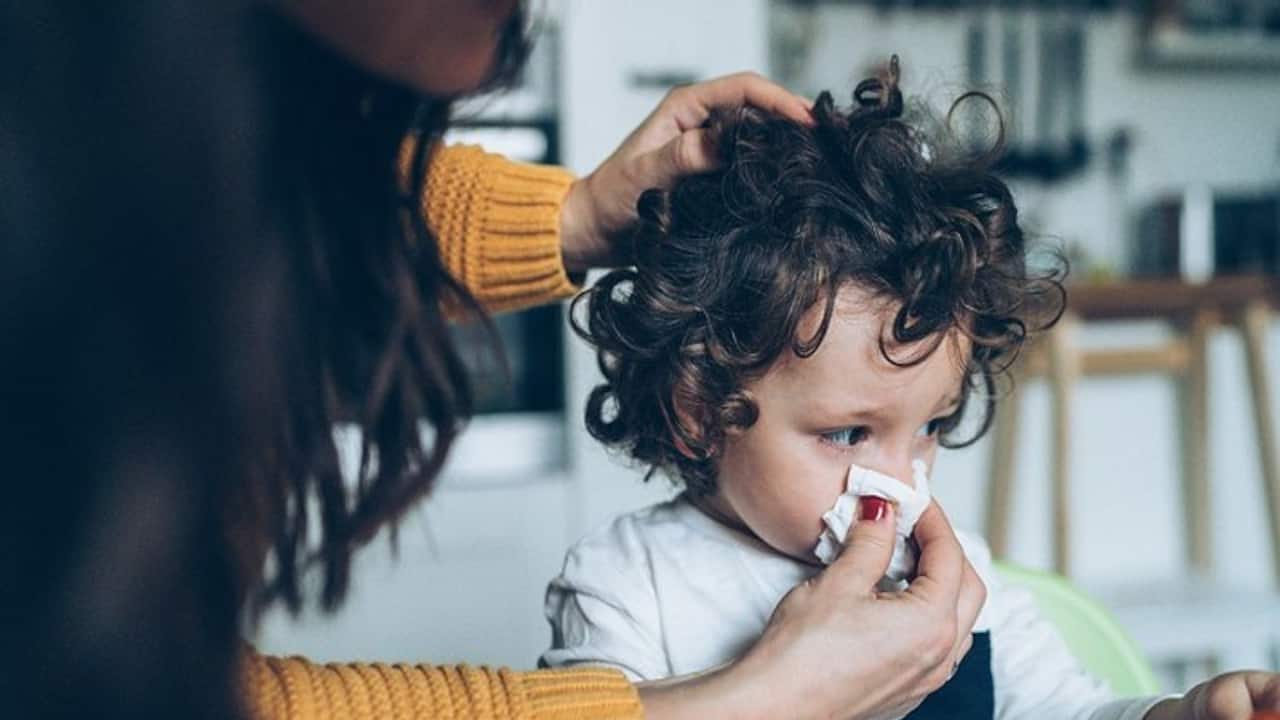 छोटे बच्चे को हो जाए सर्दी जुकाम तो इन 5 घरेलू उपायों से मिलेगी राहत