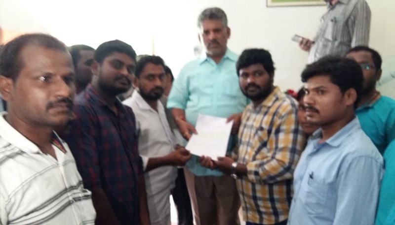 sculptors meet ysrcp mla chevireddy bhaskar reddy in tirupati