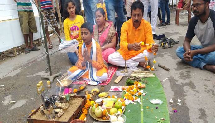 পণ্ড হতে বসেছে প্যান্ডেলের কাজ, বৃষ্টি বন্ধ করতে যজ্ঞ গড়িয়ায়