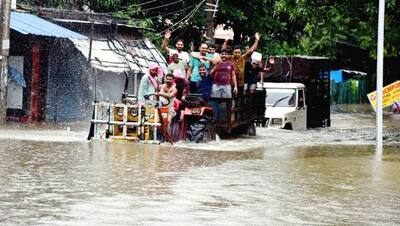 देशभर में बारिश का कहर जारी, तस्वीरों में देखें; कहीं पटरियां डूबीं, तो कहीं अस्पताल में भरा पानी