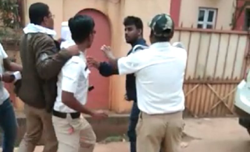 Chikkamagaluru Police slaps man for asking receipt