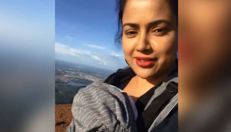 sameera reddy climbed the tallest peak in karnataka with newborn baby