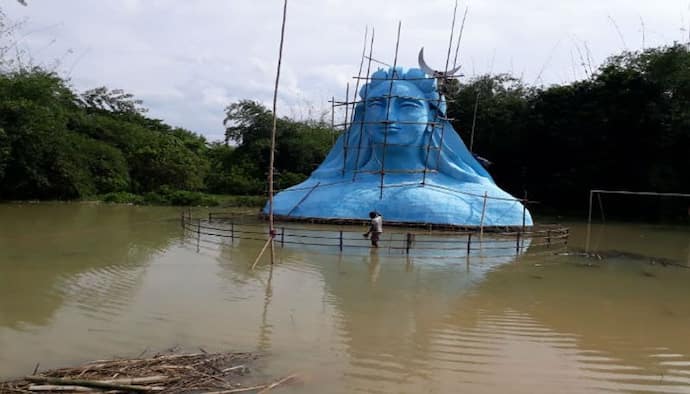 জলে ডুবে মণ্ডপ, বন্যায় পুজোর আনন্দ মাটি হওয়ার আশঙ্কায় ঘাটাল