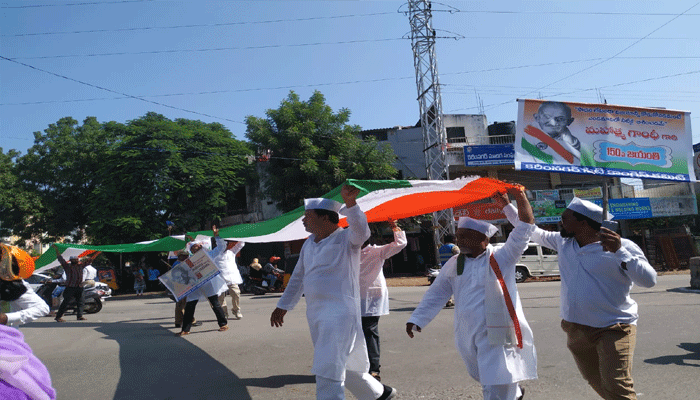 congress leaders displays 150 meter national flag in karimnagar