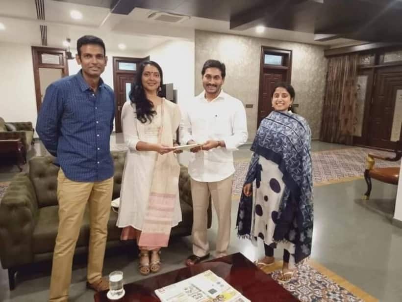 సీఎం జగన్ తో తెలంగాణ ఎస్పీ భేటీ: మేటర్ ఏంటంటే.....