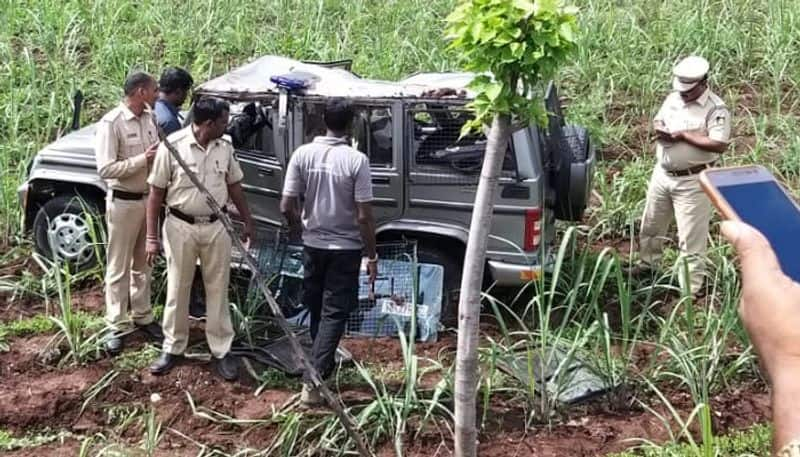 CM Yediyurappa convoy vehicle topple 3 injured in Bagalkot