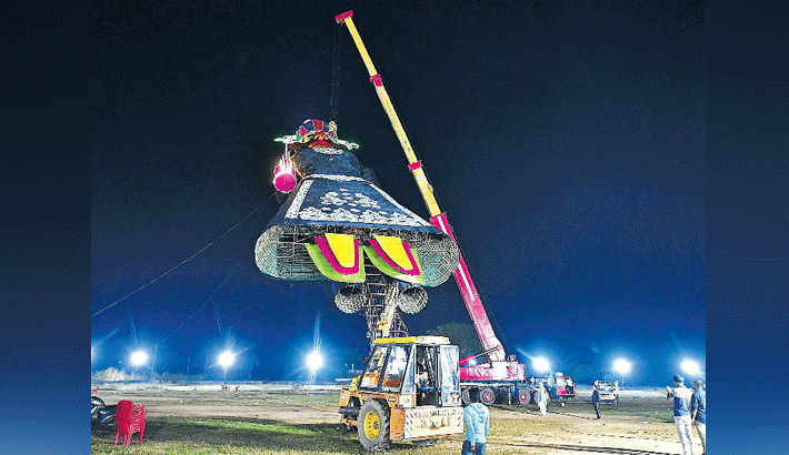 भारते के सबसे लंबे रावण ने पहना 40 फीट का जूता 60 फीट का मुकुट, खड़ा करने में लगे 12 घंटे