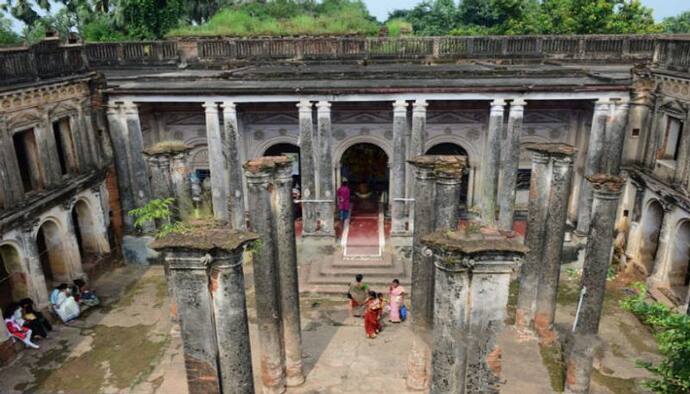 জৌলুস আজ অতীত, 'জলসাঘর' খ্যাত নিমতিতা রাজবাড়িতে কোনওক্রমে চলছে পুজো