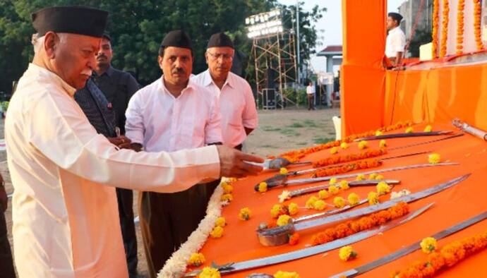 শস্ত্র পূজা করে উঠেই হুঙ্কার, গণহিংসা আসলে ষড়যন্ত্র, বড় প্রশ্ন তুললেন মোহন ভাগবত