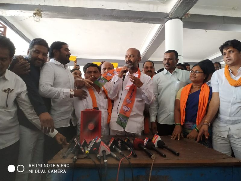 bjp mp bandi sanjay supports rtc strike