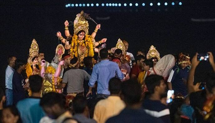 ভাসানকে কেন্দ্র যোগী-রাজ্যে ধুন্ধুমার, উদ্দাম বাজনার পাল্টা পাথর, দেখুন ভিডিও