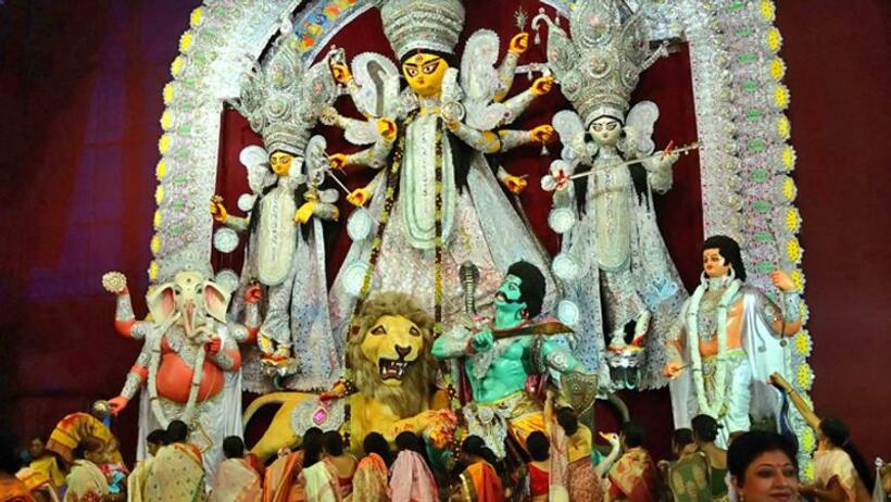 Low business for Kumartuli idol makers as demand drops due to COVID-19 pandemic