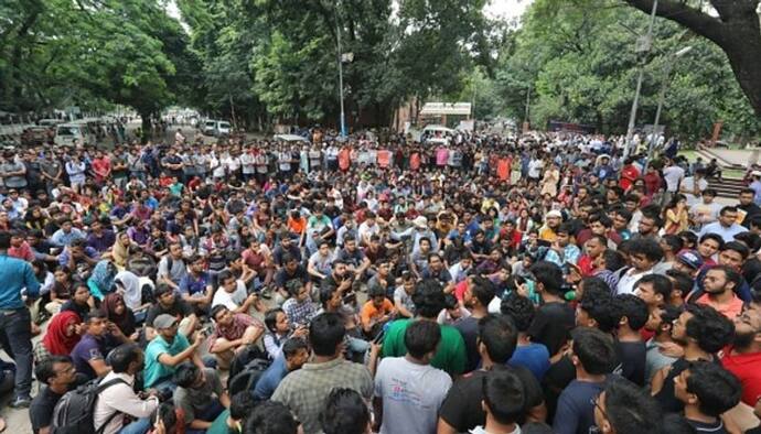 ছাত্র বিক্ষোভে উত্তাল ঢাকা, বিশ্ববিদ্যালয়ে তালা ঝোলানোর হুমকি