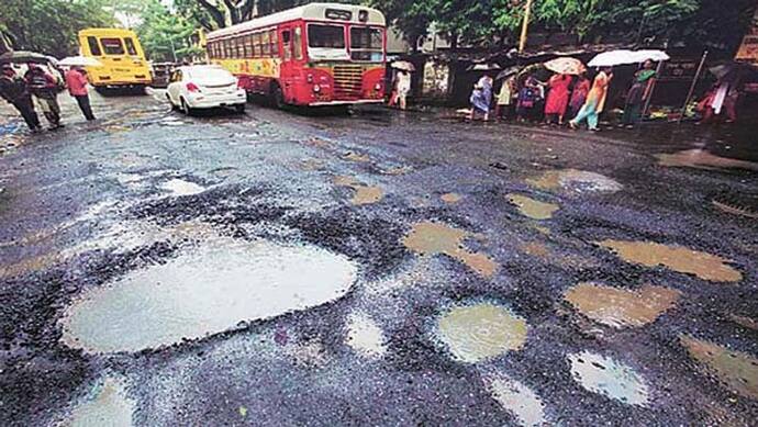 हैदराबाद की सड़कों का हाल बदहाल, मोटरसाईकल फंसने से गड्ढे में गिरा पत्रकार