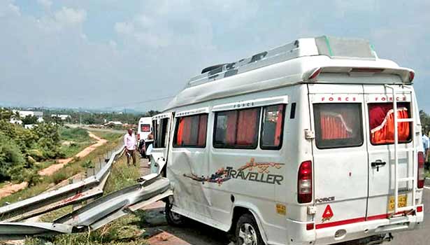 man died in tourist van accident