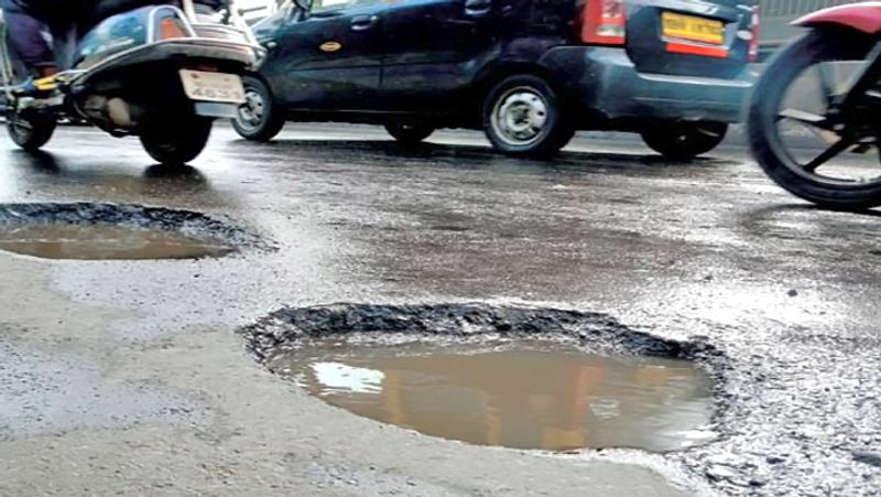 People Faces Problems Road pothole Due to Heavy Rain in Bengaluru grg 