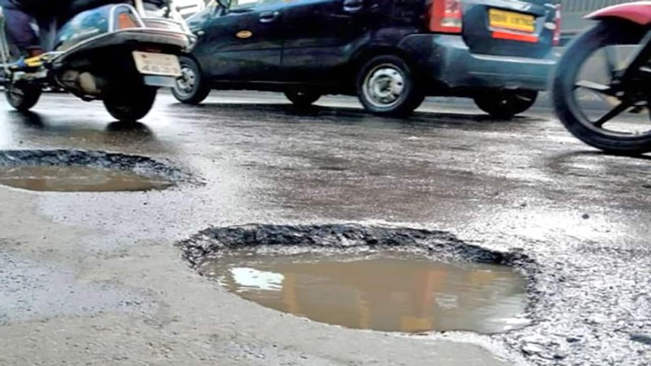 सड़क पर गड्ढे में गिरने पर पत्रकार के पैर की हड्डी टूटी, अधिकारियों के खिलाफ मामला दर्ज