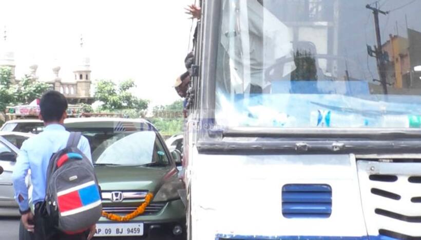 బస్సును వెంబడించి.. ఆర్టీసీ డ్రైవర్ పై పిడిగుద్దులు, కాళ్లతో తంతూ... విచక్షణారహిత దాడి.. ఎందుకంటే..
