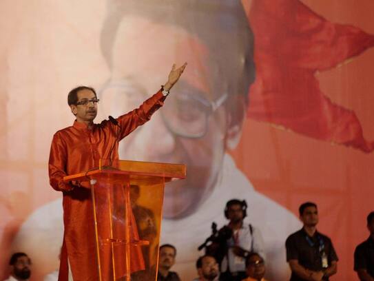 Thackeray is wandering at the rate of 'Matoshree' politics in Maharashtra, to meet Sonia messenger for power