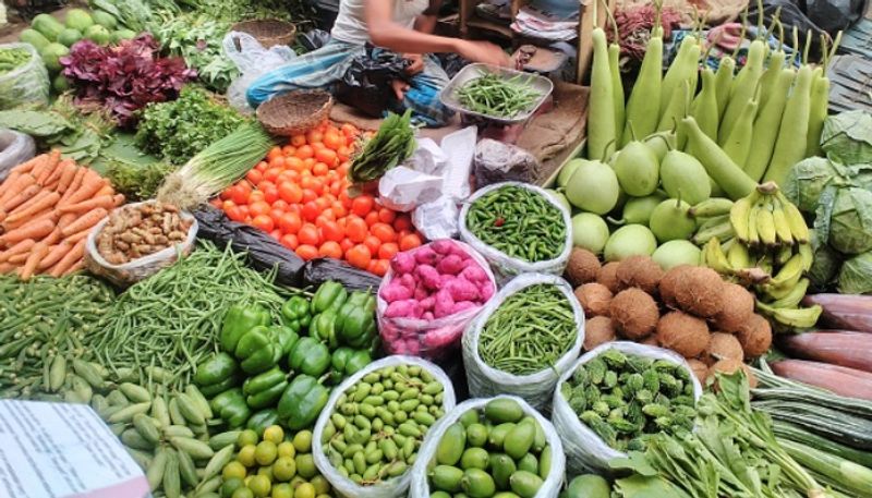 Police forcefully make people to go home from market