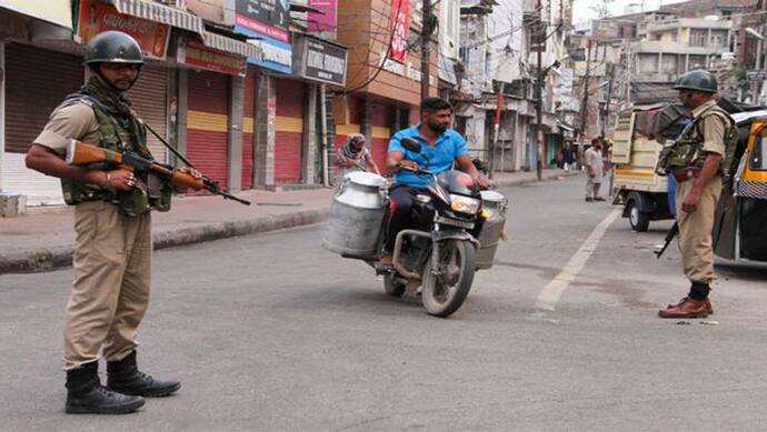 जम्मू-कश्मीर के अधिकर इलाकों से हटी पाबंदियां, 70 दिनों से बंद थी दुकानें