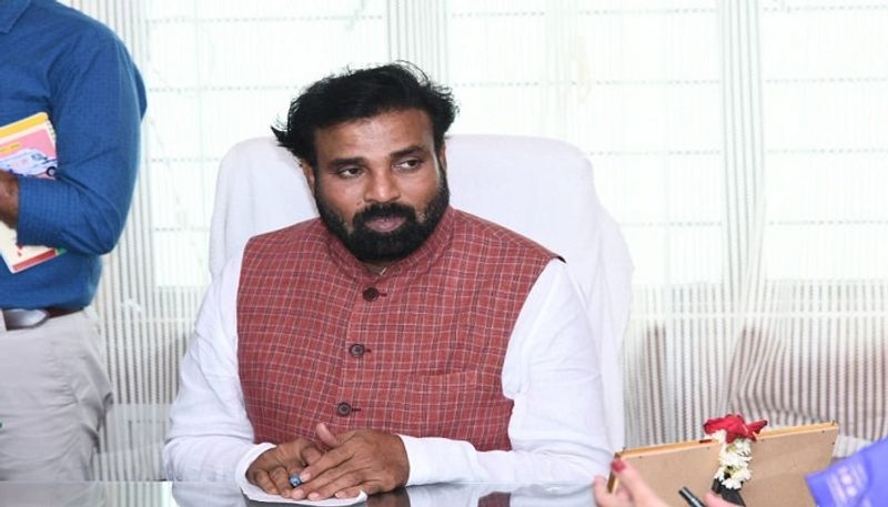 Minister B Shriramulu Stay at Raichur Government Hospital