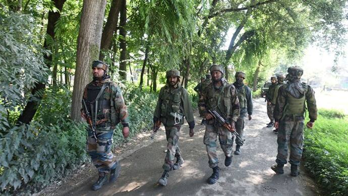 ভোর থেকে উপত্যকায় তীব্র গোলাগুলি, সংঘর্ষে মৃত অজ্ঞাত পরিচয় জঙ্গি, অনুপ্রবেশের অপেক্ষায় ৩০০