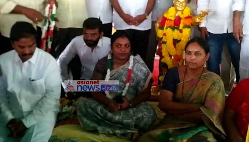 Former MLA tangirala sowmya starts hunger strike  at nandigama in krishna district