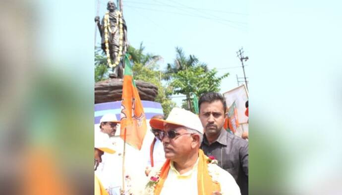 দিদি বলছেন ফাঁকিবাজ,  দিলীপ বলছেন দুর্নীতিবাজ