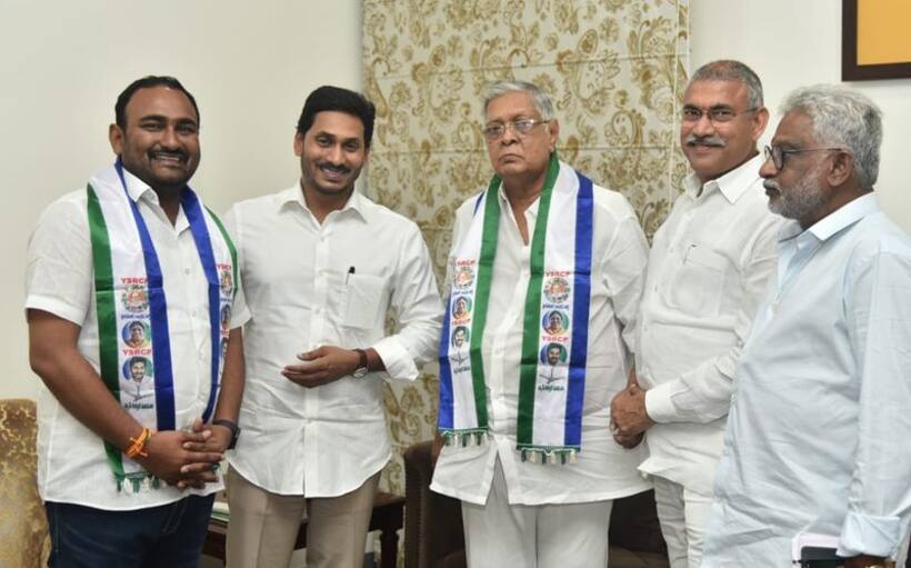 వైసిపిలోకి వలసలు... జగన్ సమక్షంలో పార్టీతీర్థం పుచ్చుకున్న కృష్ణంరాజు