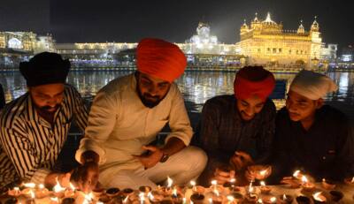 दुल्हन की तरह सजा Golden Temple, दीवाली से पहले जलाए 1 लाख घी के दिये