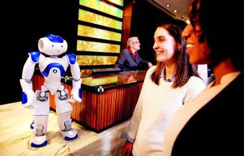 tow hotel servant  robots is attraction the customers