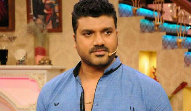 Kannada actor srujan lokesh visits laxshmi talkies in mysuru