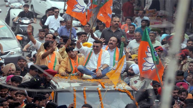 पंजाब में BJP कंडिडेट के लिए सनी देओल का रोड शो, गाड़ी तक पहुंचने के लिए धक्का मुक्की