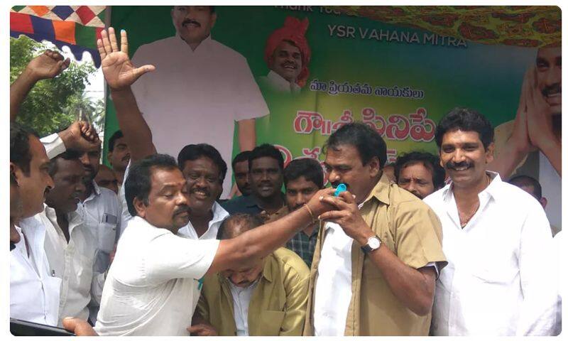 janasena party mla rapaka varaprasadrao abhishekam with milk to cm jagan flexi