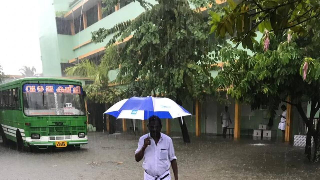 केरल में फिर आसमान से बरस रही है आफत, भारी बारिश के कारण जनजीवन अस्तव्यस्त