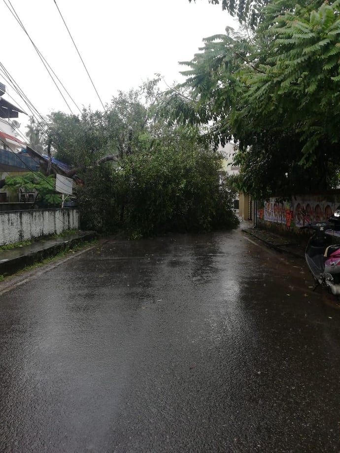 আকাশের মুখভার, সকাল থেকে দফায় দফায় বৃষ্টিতে ভিজছে তিলোত্তমা