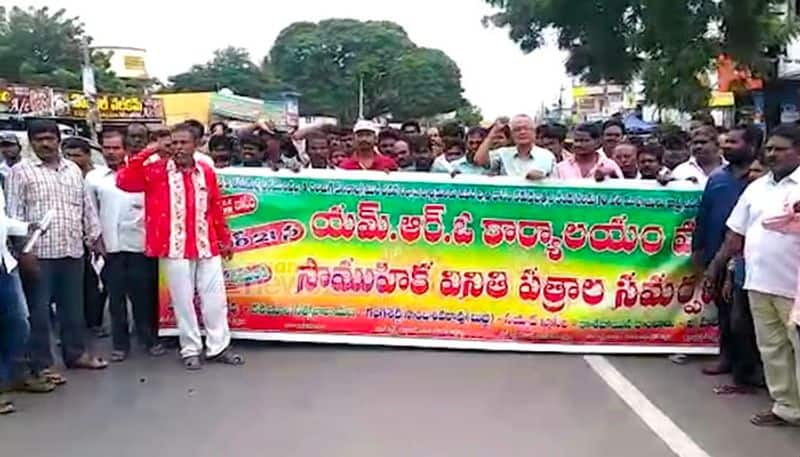 construction workers demands for ten thousand rupees