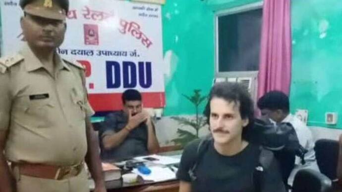 यूपी पुलिस की ईमानदारी देख खुश हो गया विदेशी टूरिस्ट, बोला- थैंक्यू जीआरपी ,थैंक्यू इंडिया